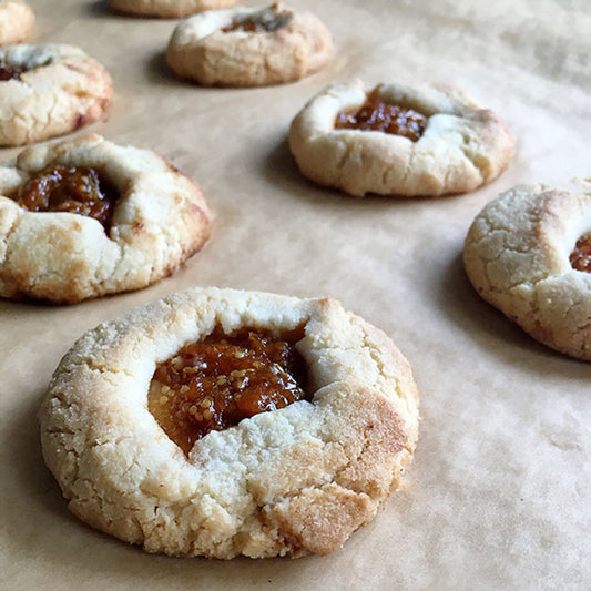 almond shortbread cookies with apricot jam